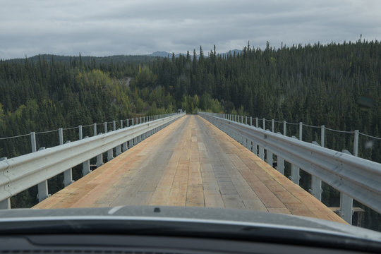 Die 72m hohe Br&uuml;cke &uuml;ber den Kuskulana River, die 1911 bis 1939 Teil der Eisenbahntrasse zum Transport von Kupfer aus der Mine von Kennicott, Alaska, war und heute zur McCarthy Road geh&ouml;rt