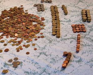 Kleingeld Euro Münzen werden von einer Frau gezählt