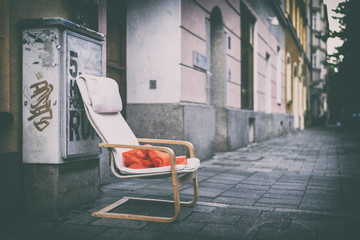Ein Sessel als Fundsache in der Stadt