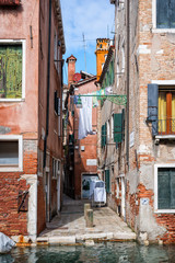 Enge Häuserflucht in Venedig 435818