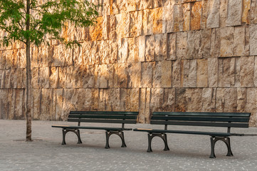 Bank vor großer Mauer