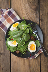 Fototapeta na wymiar Salad with Fresh Spinach Vegetables and Eggs