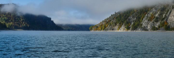 Obraz premium Foggy landscape in autumn on a lake in Norway in the mountains.