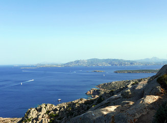 strepitoso panorama del bel mare dell'isola de La Maddalena, in Italia
