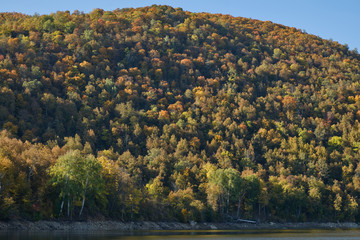 Obraz premium mountains in autumn forest in Sunny weather