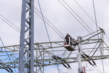 Arbeiten an einer Hochspannungsleitung © Ronald Rampsch