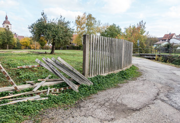 Kaputter Lattenzaun