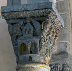 Chapiteau romain peint à Saint-Nectaire, France