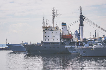 Naklejka premium Ships stand in the harbor in the city
