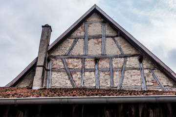 Gebäudeschäden an altem Fachwerkhaus
