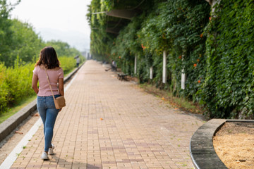Fototapeta na wymiar young woman walking in the park