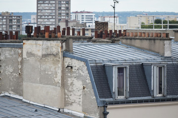 Alignement de cheminées sur un toit
