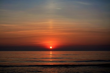 Fototapeta na wymiar a sunrise at the seashore