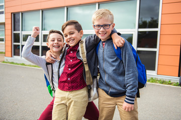 Obraz premium group of kids on the school background having fun