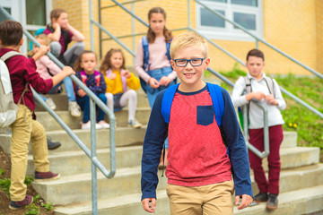 Obraz premium group of kids on the school background having fun