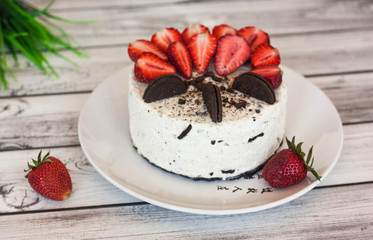 Creamy Oreo cheesecake with strawberries on a plate