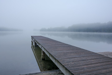 mglisty poranek nad jeziorem
