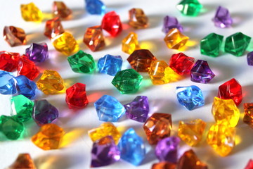 Bunte Steine auf weißem Hintergrund