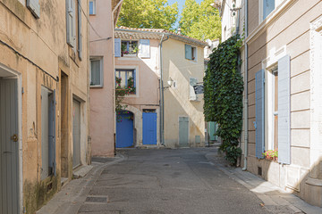 Fototapeta na wymiar Beautiful streets of the village of Cucuron, in the Luberon, France.