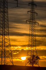 Strommasten bei Sonnenuntergang