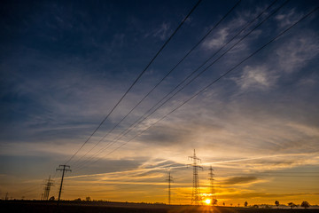 Strommasten bei Sonnenuntergang