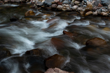 Fototapeta na wymiar Agua fluyendo del rio 