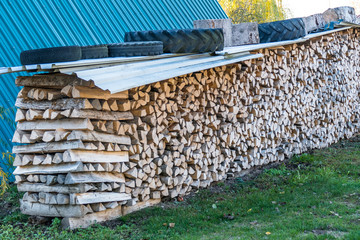 Brennholz gestapelt und abgedeckt © focus finder