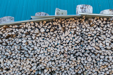 Brennholz gestapelt und abgedeckt © focus finder