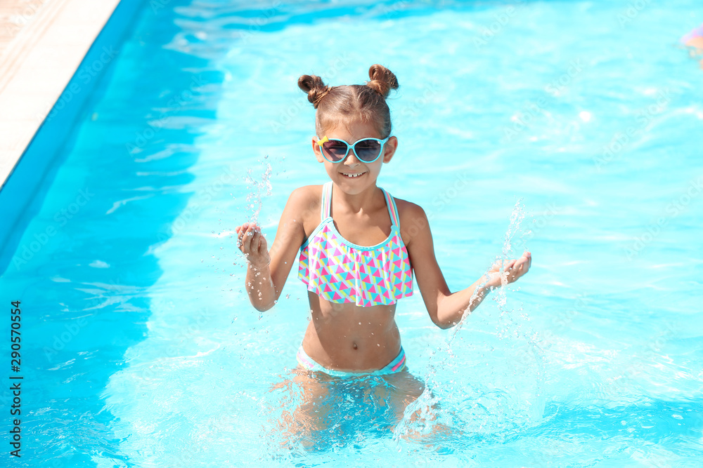 Poster Happy little girl having fun in swimming pool