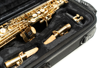 Naklejka premium Clarinete dorado sobre fondo Blanco