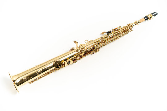 Clarinete dorado sobre fondo Blanco