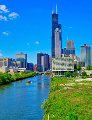 Naklejka premium View of the Chicago River with the skyline of Chicago on a sunny day.
