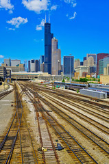 Obraz premium View of the railways near the Union Station in Chicago with the skyline in the background. 