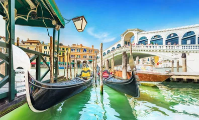 Poster Panoramisch zicht op gondels en boot op hun ligplaatsen tegen de beroemde Rialtobrug aan het Canal Grande in Venetië, Italië, Europa © EMrpize