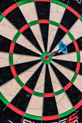 Wurfpfeil in der mitte einer Dartscheibe