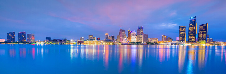 Fototapeta premium Detroit skyline in Michigan, USA at sunset