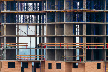 Construction of a monolithic multi-storey building