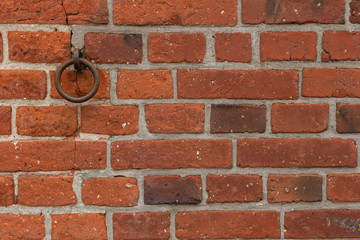 Backsteinwand mit metall Ring