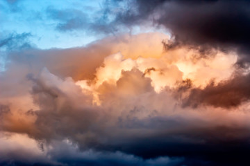 Obraz premium Beautiful sunset with clouds in many colors.