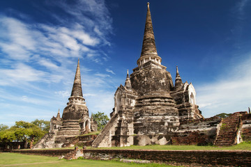 Fototapeta premium Western and Central Chedis of the Wat Phra Si Sanphet in Ayutthaya