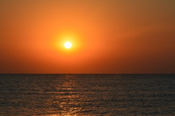 Fototapeta na wymiar sunrise at the ocean