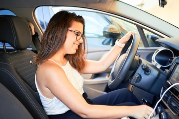 Obraz na płótnie Canvas Young driver woman driving car