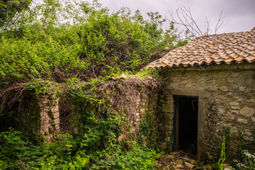 Fototapeta na wymiar Verfallenes Gebäude in Palio Peritha auf Korfu