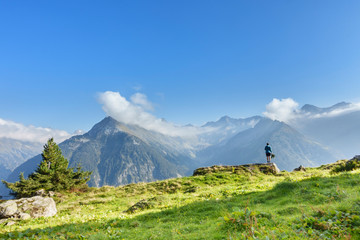 Wanderer in den Alpen mit wolkenverhangenen Bergen im Zillertal
