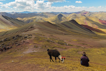 Prachtig uitzicht op de Palccoyo-regenboogberg (alternatief Vinicunca), minerale kleurrijke strepen in de Andes-vallei, Cusco, Peru, Zuid-Amerika