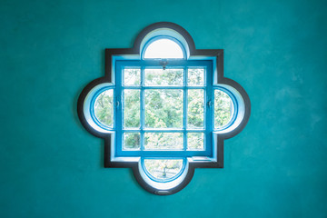 青い壁とおしゃれな窓