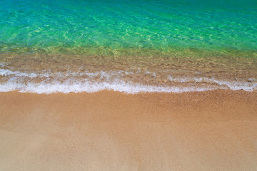 Fototapeta na wymiar Ocean turquoise, yellow sand, waves, sunlight.