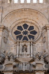 Obraz premium Stone carvings and window above main entrance to the old Cathedral or Se in Porto