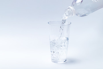 コップに水をそそぐ