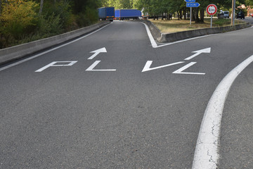 Signalisation horizontale voitures camions à l'entrée d'une aire de repos d'autoroute
